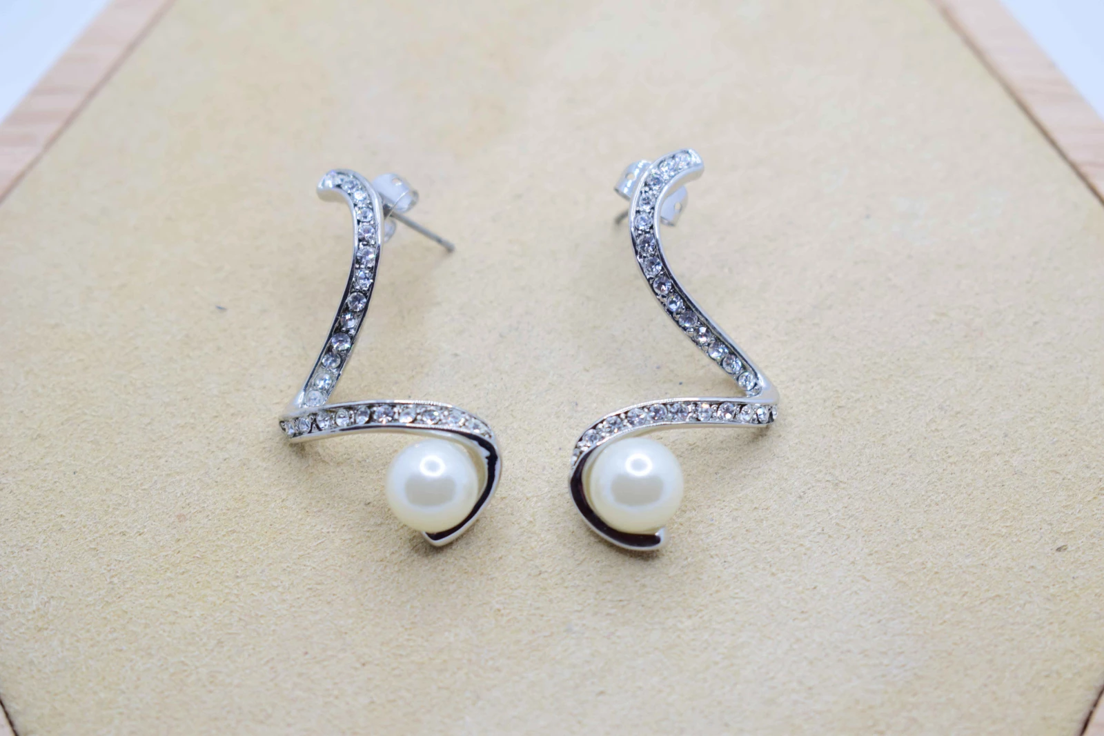 ORECCHINI MONOPERLA SPIRALE ARGENTO STRASS