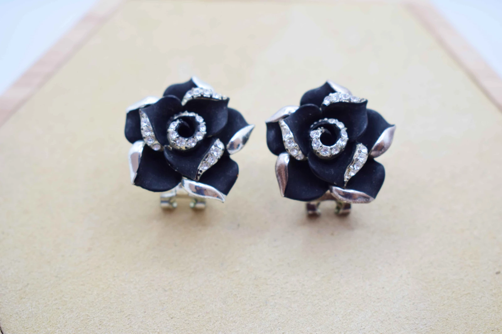 ORECCHINI FIORE NERO ARGENTO STRASS