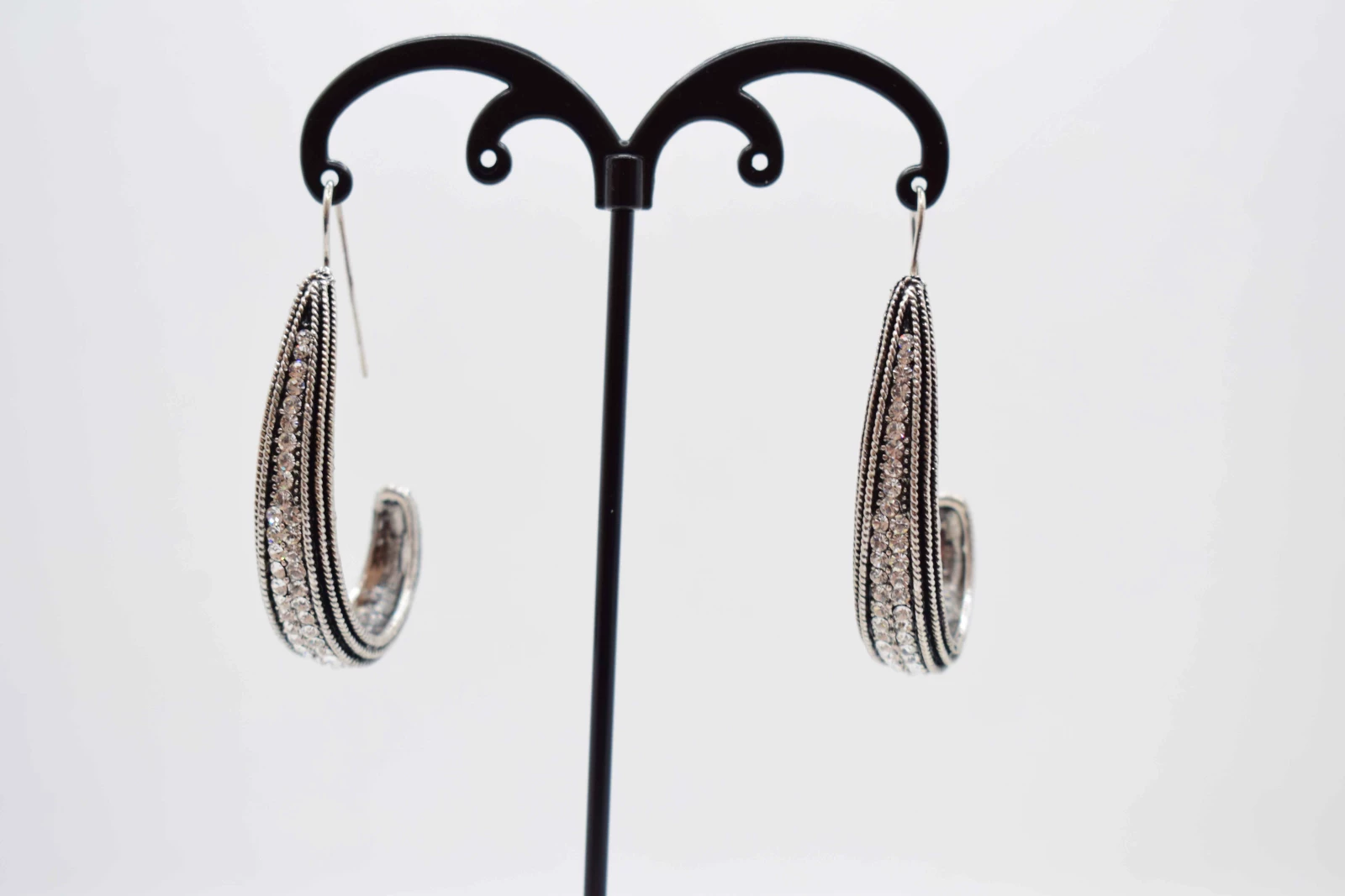 ORECCHINI SEMICERCHIO ARGENTO E NERO STRASS