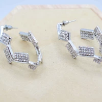 ORECCHINI GEOMETRICI A CERCHIO ARGENTO STRASS