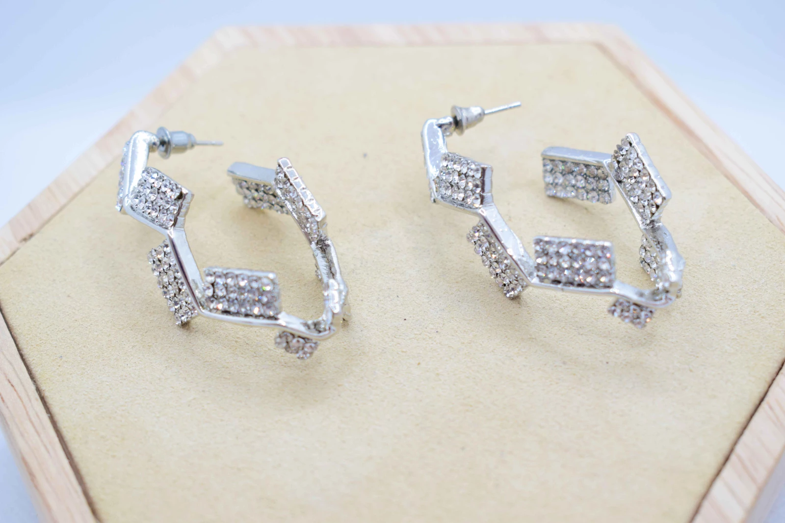 ORECCHINI GEOMETRICI A CERCHIO ARGENTO STRASS