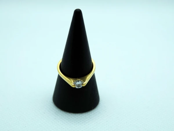 ANELLO SOLITARIO ORO GIALLO CON PUNTO LUCE 3