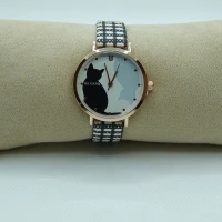 OROLOGIO CON CINGHIA NERA E BIANCA E QUADRANTE CON GATTO