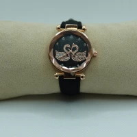 OROLOGIO CON CINGHIA NERA E QUADRANTE CON CIGNO STRASS