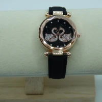 OROLOGIO CON CINGHIA NERA E QUADRANTE CON CIGNO STRASS