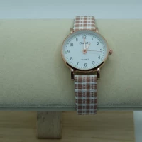OROLOGIO CON CINGHIA A QUADRI E QUADRANTE BIANCO