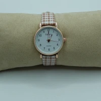 OROLOGIO CON CINGHIA A QUADRI E QUADRANTE BIANCO