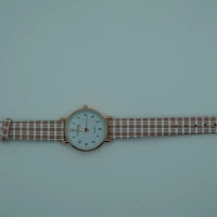 OROLOGIO CON CINGHIA A QUADRI E QUADRANTE BIANCO