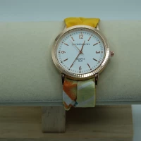 OROLOGIO CON CINGHIA IN TESSUTO PANNA E GIALLO E QUADRANTE BIANCO