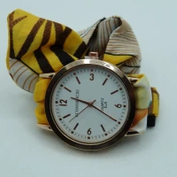 OROLOGIO CON CINGHIA IN TESSUTO PANNA E GIALLO E QUADRANTE BIANCO