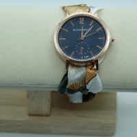 OROLOGIO CON CINGHIA IN TESSUTO BIANCO, VERDE E MARRONE E QUADRANTE NERO