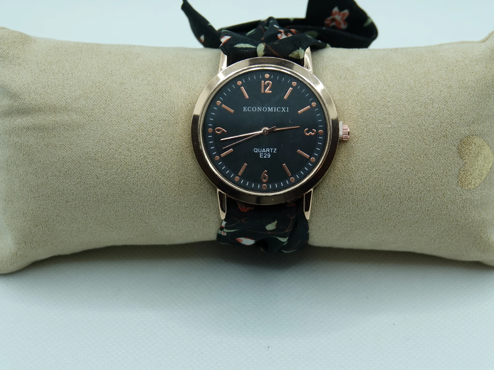 OROLOGIO CON CINGHIA IN TESSUTO NERO CON FIORI E QUADRANTE BIANCO