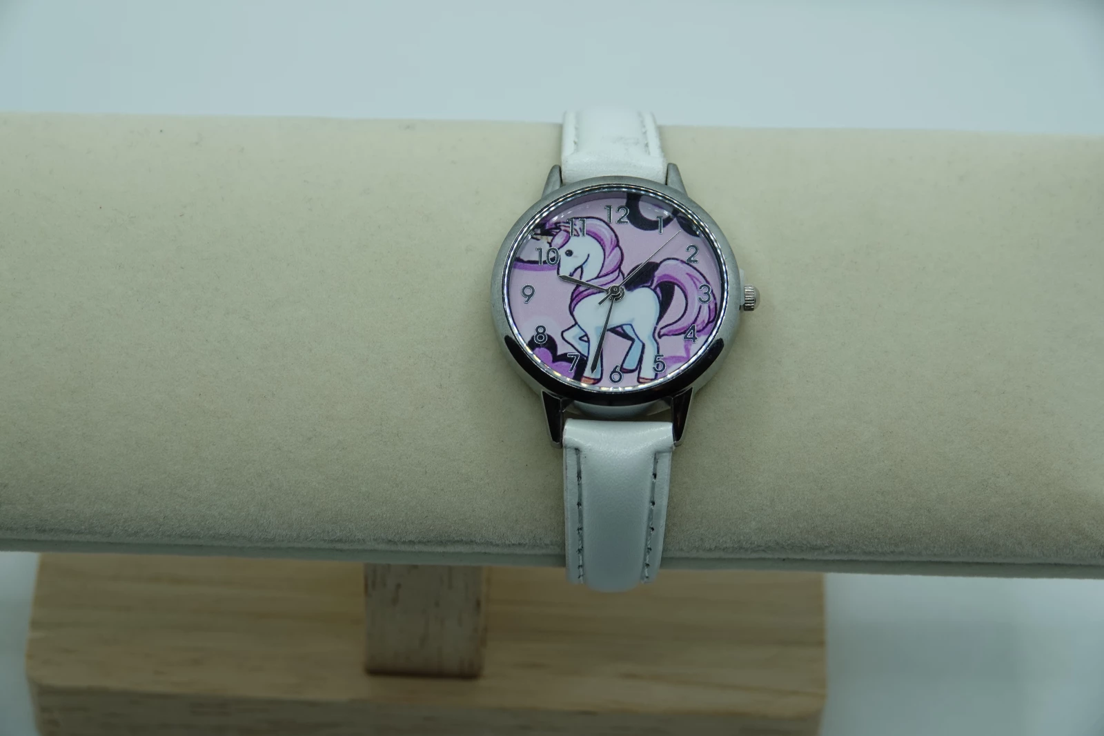 OROLOGIO CON CINGHIA BIANCA E QUADRANTE UNICORNO