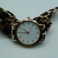 OROLOGIO CON CINGHIA IN TESSUTO LEOPARDATO E QUADRANTE BIANCO